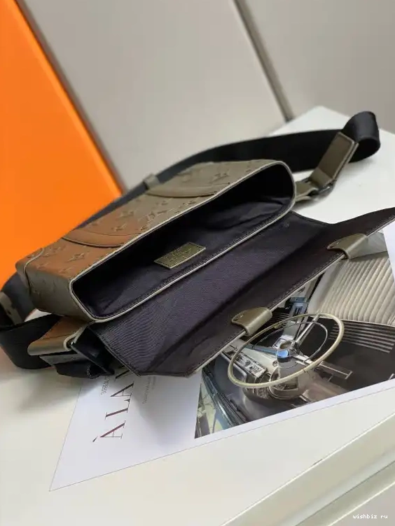 WIS VUITTON LOUIS TRUNK SLINGBAG 0605